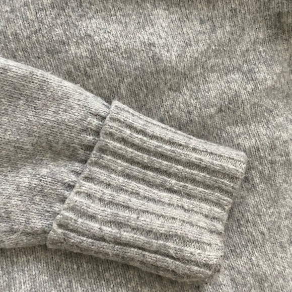 Gray turtleneck sweating with tailored stitching - Picture 8 of 11